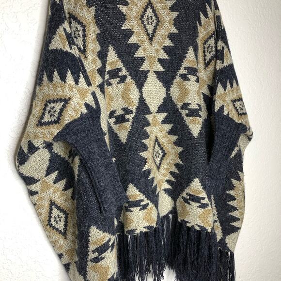 II Sisters cream gray gold Aztec southwestern fringe poncho style sweater S / M - Picture 3 of 15